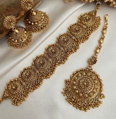 Traditional Gold Kundan Choker Necklace, Festive Antique Gold Kundan Necklace In Brass, Traditional Green Kundan Earrings, Festive Gold Kundan Choker, Ornate Gold Kundan Jewelry Sets, Antique Gold Jewellery, Punjabi Jewelry, Kundan Jewelry, Antique Jewelry Indian