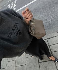 Prada Sweater, Style Casual Chic, Birkin 25, Winter Fits, Pinterest Fashion, Outfit Details, Birkin Bag, Daily Fashion, Cashmere Sweaters