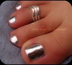 Toe Ring Designs, Legs Ring, Toe Polish, Summer Toe Nails, Blue Topaz Engagement Ring, Silver Toe Rings, Toe Ring, Silver Anklets