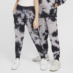 Turn chilly days into cozy ones with these tie-dyed joggers. Made from lightweight fleece that's smooth on the outside and brushed soft on the inside, they're an easy layer when you want a little extra warmth. Tie Dye Patterns Sweatpants, Tye Dye Sweatpants, Casual Tie-dye Sweatshirt For Loungewear, Relaxed Fit Tie-dye Sweatpants For Loungewear, Tie-dye Long Sleeve Sweatshirt For Loungewear, Kids Jogger, Kid Lifestyle, Nike Kids, Fleece Joggers