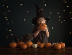 Halloween Photoshoot In Studio, Simple Halloween Photoshoot, Halloween Mini Photoshoot, Halloween Minis Photography, Halloween Photoshoot Indoor, Kids Halloween Photoshoot Ideas, Toddler Halloween Photoshoot, Halloween Studio Photoshoot