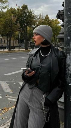 Subversive Outfits Black Women, Fall 2023 Streetwear, High Fashion Inspo Outfits, Classy Streetwear Outfits, Chunky Sweater Outfit Winter, Sammi Jefcoate Outfits, Capelet Outfit, Irisloveunicorns Outfits, European Street Fashion