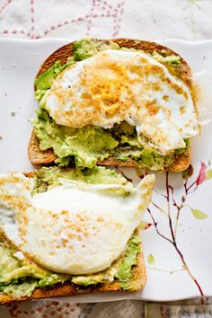 an egg and avocado sandwich is on a plate