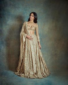 Couture Lehenga, Indian Wedding Reception Outfits, Golden Lehenga, Lehenga Bridesmaid, Middle Eastern Art, Ananya Pandey, Wedding Lehenga Designs, Bollywood Dress, Lehenga Designs Simple