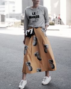 Lighten up, y'all Minimalisticky Chic, Rok Outfit, Skirt Diy, Sweatshirt Style, Women Sweatshirt, Skirt Maxi, Looks Street Style, Outfit Trends, Mode Inspo