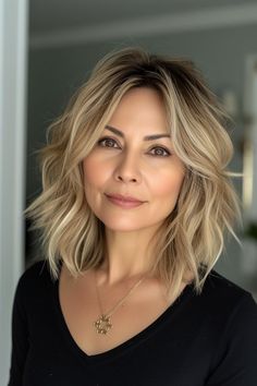 Embrace 50 and beyond with 17 chic layered bob hairstyles, each designed to offer elegance and a modern twist to women over 50. Cortes Bob, Layered Bob Hairstyles, Long Bob Hairstyles, Layered Bob, Penteado Cabelo Curto, Hair Color And Cut, Hairstyles For Women