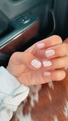 #cheetah #nailart #nails Nail Designs Cowgirl, Cheetah Print Dip Nails, Gel Cheetah Nails, Cute Almost Nails, Subtle Cheetah Nails, Dainty Nails Classy, White And Leopard Nails, Chrome Cheetah Nails, Simple Cheetah Print Nails