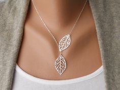 Pretty Fall Necklaces, Leaf Necklace Silver, Charm Party, Lariat Necklace Silver, Modern Silver Jewelry, Leaf Jewelry, A Necklace, Leaf Necklace, Leaf Pendant