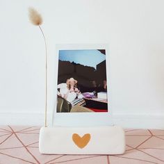 Voici une idée toute simple avec ce petit porte photo : il vous suffit de modeler un rectangle d'argile autodurcissante, puis de faire un trou avec un cure dent et une fente assez large pour y glisser votre photo (/!\ Prévoir un peu plus de largeur que nécessaire, car l'argile se rétracte en séchant). Laissez le sécher pour la nuit et vous n'aurez plus qu'à le peindre le lendemain si vous le souhaitez. Ceramic Photo Stand, Diy Clay Photo Holders, Ceramic Photo Holder, Air Dry Clay Photo Holder, Clay Photo Holder, Diy Air Dry Clay, Air Dry Clay Projects