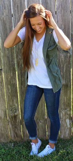 cute outfit. Olive cargo vest. Converse. Cute Comfortable Outfits, Outfits For Spring, Converse Outfits, Trendy Spring Outfits, Anna Dello Russo, Outfits With Converse, Elegante Casual, Komplette Outfits