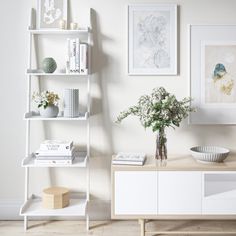 This leaning wooden bookshelf can be used for storing, displaying, organizing, or other indoor uses. Our 5-tier leaning ladder-style shelf has a trendy yet timeless style that can be used to organize your home office, neatly store towels and toiletries in a bathroom, display photos in your living room, or keep kitchen supplies easily accessible. This angled shelf has a lightweight design and can lean against wall surfaces. The modern ladder bookcase is designed in a contemporary, minimalist, mod Bathroom Display, Leaning Shelf, Leaning Ladder, Wooden Bookshelf, Shelf Modern, Ladder Bookshelf, Organize Your Home, Ladder Shelf, Shelf Styling