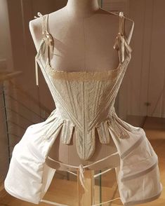 1700s Corset, Marie Antoinette Outfit Inspiration, Rococo Style Fashion, Vintage Corset Aesthetic, 1800s Corset, Rococo Fashion 18th Century, Rococo Aesthetic Fashion, Rococo Fashion Modern