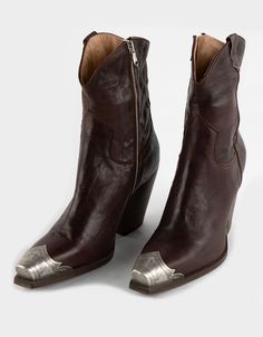 Free People Brayden Western Boots. Gorgeous Italian-Crafted Leather Boots Featured In A Western-Inspired Style With An Etched Metal Toe, Slim Sit And Stacked Heel. Side Zipper Closure. Cushioned Insole. Curved Top. 7" Shaft. 9.84" Ankle Circumference. 3.5" Heel. 11.02" Top Circumference. Leather. Imported. Size Info:this Style Runs Small. If Between Sizes, Free People Suggests Sizing Up. Womens Western Boots, Brown Cowgirl Boots, Brown Western Boots, Lug Sole Boots, Western Boots Women, Slipper Shoes, Sweaters And Jeans, Cowgirl Boots, Boot Sandals