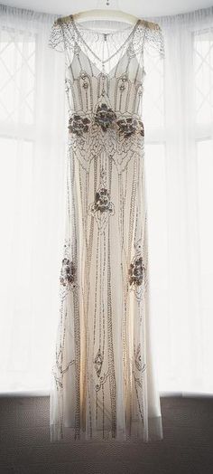 Jenny Packham. Roaring 20's Inspiration for figure skating dresses, images collected by Sk8 Gr8 Designs Broadway Wedding, Style Année 20, Jenny Lee, 1920s Wedding, English Wedding, Look Retro, Mode Boho, Jenny Packham, Vintage Glam