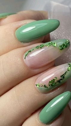 faça sua renda aumentar/nail designer/unha/unha lomga /unha decorada/unha colorida/unha de fibra/unha de gel/unha de acrilico/unha postiça/unha natural/unhas curtas/unhas pintadas/unhasbonitas/unhas lindas/unhas chiqyes/unhas decoradas/nails girls Almond Green Nails, Green Trendy Nails, Almond Nails Green, Trendy Nail Art, Sparkly Nails, Classy Nails, Stiletto Nails