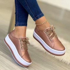 ¡Descubre los mejores outfits casual chic con zapatillas! Aprovecha nuestra oferta exclusiva en zapatillas de moda para hombre. Haz clic en la imagen y consigue un descuento especial en tu primera compra. #ModaEnZapatillas #TendenciasEnZapatillas 👟🔥 Sepatu Platform, Women Platform Sneakers, Lace Up Flats, Thick Heels