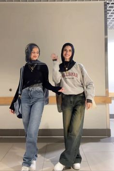 @fitsbyhilweh on tiktok #hijabfashion#modeststyle#hijabstyle#muslimfashion#modestoutfit#islamicfashion#hijabistyle#modeststreetwear#hijabista#hijabinspiration Hipster Outfits Hijab, Hijabi Modern Outfits, Cool Modest Outfits Street Styles, Modest Clothes Aesthetic, Cool Hijab Outfit, Acubi Hijab Outfit, Modest Casual Outfits Muslim, Hijabi Outfits Streetwear, School Outfits Hijab