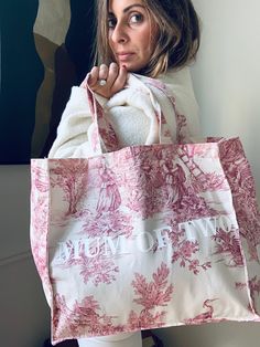 ⚠�️ TO ORDER YOUR BAG: Select the one you want: MUM OF ONE, MUM OF TWO, MUM OF THREE, FOUR, FIVE, SIX... TWINS...
 For more than 200 years, the Toile de Jouy has traveled the centuries, without ever going out of fashion.
 Classic and modern at the same time, the Toile de Jouy printed Daily Bag is entirely made in France 🇫🇷 and made in a workshop in Paris.
 All tote bags exist for all mothers: MUM OF ONE, MUM OF TWO, MUM OF THREE, MUM OF FOUR, FIVE, SIX... TWINS...
 Daily Bags are printed to or Mum Of Two, Sac Tote Bag, Textile Bag, Diy Bags Purses, Daily Bag, Eco Friendly Bags, Changing Bag, Craft Bags, Bags Tutorial