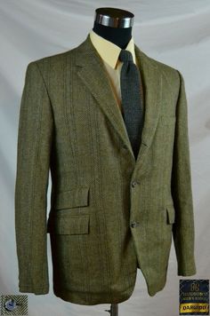 Details: Condition: Excellent Brand: Darwood Material: 100% Wool Color(s): Yellow, Green, Blue & Brown Pattern: Herringbone Twill Rear Vent(s): One Pockets: Exterior 4 / Interior 2 Lining: Partial  There isn't a size label in this jacket  although its measurements would make this a great 40R.  However, it is very important that you, as the buyer, check the measurements below to ensure a proper fit before ordering. MEASUREMENTS: Shoulders: 18.5 inches (shoulder seam to seam) Chest: 43 inches (aro Fitted Tweed Jacket With Pockets, Fitted Tweed Sport Coat With Herringbone Pattern, Green Fitted Tweed Blazer, Green Notch Lapel Tweed Jacket, Green Tweed Jacket With Notch Lapel, Fitted Green Tweed Jacket With Welt Pockets, Fitted Tweed Sport Coat For Office, Retro Tweed Jacket For Business, Fitted Retro Tweed Jacket