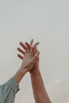 Couple photoshoot, beach, golden hour, sunset, couple poses, romantic photoshoot, sussex photos, intimate photography, modern photography, couples photography Hand Photography, Engagement Pictures Poses, Pre Wedding Poses, Trik Fotografi, Couples Poses For Pictures, Couple Photography Poses