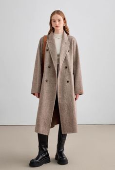 素材 ポリエステル:20％/シルク10%ウール60% 着用サイズ 175cm BWH : 80/59/89 Mサイズ Beige Double-breasted Long Coat, Neutral Long Wool Coat For Fall, Classic Long Wool Coat In Neutral Color, Oversized Long Outerwear In Neutral Color, Long Fall Outerwear With Double Button Closure, Long Outerwear With Double Button Closure For Fall, Classic Long Neutral Wool Coat, Beige Long Outerwear With Button Closure, Long Beige Outerwear With Button Closure