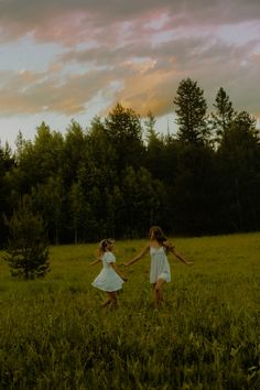 Creative Best Friend Photoshoot, Friendship Fall Photoshoot, Best Friend Pictures In A Field, Best Friend Forest Photoshoot, Senior Picture Ideas For Best Friends, Sunset Best Friend Pictures, Friend Field Photoshoot, Best Friend Field Photoshoot