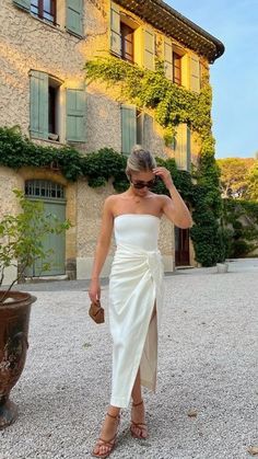 All White Night Out Outfit, Casual Beach Party Outfit, Paris Night Outfit Summer, Summer White Party Outfit, White Outfit Summer Party, Summer Chic Outfit Party, White Party Outfit Summer, Beach White Outfit, White Beach Party Outfit