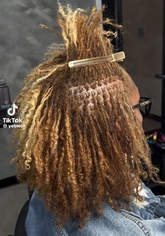 Micro Locs Aesthetic, Blonde Locs Black Women Dark Skin, Blonde Micro Locs, Brown And Blonde Locs, Blonde Microlocs, Locs Baddie, Microlocs Grid, Microloc Styles