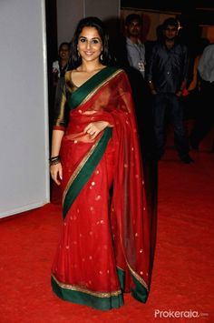 Vidya Balan  looks elegant in a maroon and green saree Red And Green Saree, Green Pattu Saree, Red Sarees, Indian Sari Dress, Sari Blouse Designs, Saree Blouse Patterns, Indian Fashion Saree, Green Saree