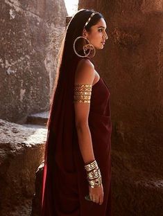 Cardboard Fashion, Cuffs Bracelets, Stack Bracelets, Brass Bangle, Indian Aesthetic, Photography Poses Women, Classic Gold, Mode Vintage