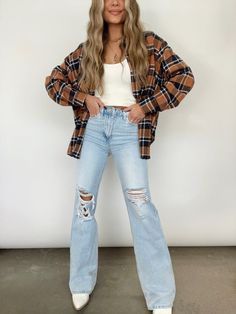 Light Wash 90's Flare Denim – Lane 201 Cute Outfits For School Bell Bottoms, Monterey Outfit Fall, Flare Jean Fall Outfit, Dojo Jeans Outfit, 90s Flare Jeans Outfit, Cute Church Outfits With Jeans, Country Casual Outfits, What To Wear With Flare Jeans