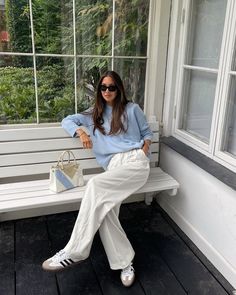 Street Style: Get The Look Uk Outfits, Adidas Shoes Outfit, Adidas Samba Outfit Women, White Linen Pants Outfit, Samba Adidas Outfit, Elegantes Outfit Damen, Adidas Outfit Women