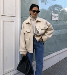 Jeans Beige, Winter Outwear, Chic Tops, Beige Jacket, White Tweed, Tweed Coat, Vintage Winter, Street Style Chic, Oversized Jacket