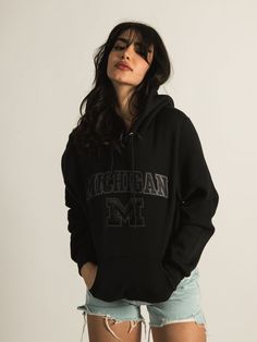 PULL-OVER À CAPUCHE RUSSELL MICHIGAN Michigan Logo, Michigan Hoodie, Split Dyed Hair, Xmas Shopping, Candle Pedestal, Birthday Inspo, Birthday List, Michigan Wolverines, School Fits