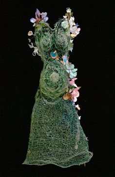 Chicken Wire Crafts Garden Art Dress Form, Metal Wire Dress, Mother Nature Dress, Mat Gala, Dress Sculpture, Paper Botanicals, Art Dresses, Mannequin Art, Nature Dress