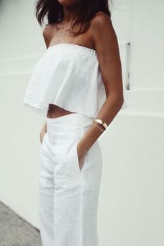 Matching two white linen set. High waisted linen pants with crop top, off the shoulder top. Simple outfit that can be dressed up or be more casual. Easily paired for with gold or silver bracelets, necklaces, rings, etc. Light weight material makes for the perfect summer or spring outfit. Sweatpants Outfit, Neue Outfits, Elegante Casual, Looks Street Style, Maxi Skirts, Fashion Mode, Looks Style, Street Chic, Mode Inspiration