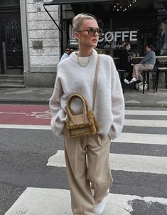 Beige Pants Outfit Autumn, Winter Inspo Outfits Fall Street Styles, Winteroutfits Streetstyle 2024, Beige Pants Winter Outfit, Sweater And Pants Outfit, California Winter Outfits, Beige Pants Outfit, Trendy Womens Fashion, Stile Casual Chic