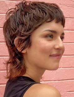 The best remedy for the winter blues and tired faces? A new hairstyle! For inspiration, we're already providing you with the most beautiful hairstyles..., #hairstyles 2024 Soft Mullet, Trend Hairstyles, Edgy Short Haircuts, Short Mullet, Long Mullet, Shaggy Short Hair, Mullet Haircut, Short Shag Hairstyles, Really Short Hair