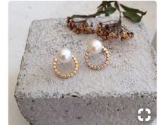 Diy Wedding Shoes, Crystal Drawing, Jewelry Photography Styling, Diy Jewelry Display, Pearl Jewels, Beads Bracelet Design, Pearl Collection, Pearl Design, Jewelry Model