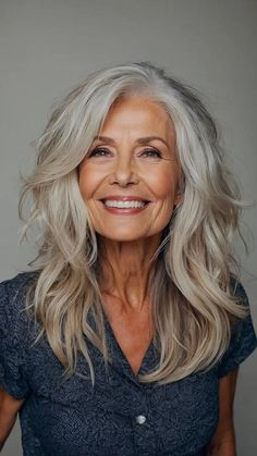 15 Layered Haircuts for Women Over 50: Because Fun Never Ages - Fads Long Hair Older Women, Haircut Gray Hair, Layered Haircuts For Women, Grey Hair Inspiration, Beautiful Gray Hair, Going Grey, Hair Older Women, Long Gray Hair, Going Gray