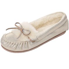 PRICES MAY VARY. ❤【 A exquisite look 】- A classic moccasin style design, decorative stitching, moccasin toe and stitch detail with bling appearance, these moccasin slippers are in an enduring and distinctive style showing unique charm. ❤【 Extreme comfort 】- Apart from the super soft faux fur lining, there is one more important material that makes these warm slippers comfortable. More specifically, our moccasin slippers have high quality TPR sole and thick memory foam cushion offer lasting comfor Moccasin Slippers, Moccasins Style, Muscle Fatigue, Warm Slippers, Moccasins Slippers, Decorative Stitching, Comfortable Heels, Kids Luggage, House Shoes