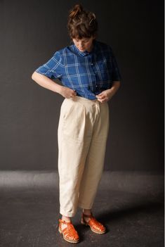 A pair of 'Pegs' trousers featuring a fly front, pleats, angled pockets and turn-ups. Front legs can be half lined for woollens. This is a traditional paper pattern. Skill level - Intermediate. Fabric suggestions - The Pegs are ideally suited to a mid-heavyweight cotton canvas, 8oz organic sanded twill, corduroy, light-medium weight woollens and 7-10 oz denim. Lighter weight cloths like linen and tencel-linen will give you a softer silhouette. See chart for size chart, finished garment measureme Mending Stitches, Trouser Pattern, Merchant Mills, Sew Clothing, Peg Trousers, Dressmaking Patterns, Embroidery Patchwork, Grainline Studio, Merchant And Mills