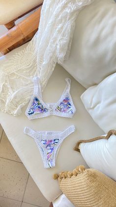 Bikini blanco floreado, los colores y el estampado son 🔥🔥 Cute Beach Outfits, Swimsuit Inspo, Summer Wishlist, Trendy Swimsuits, Earthy Outfits, Stylish Eve, Cute Bathing Suits, Swim Suits