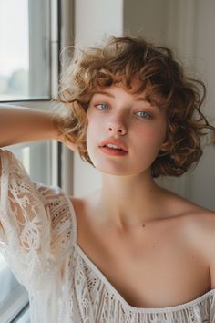 20 Gorgeous Short Haircuts For Curly Hair That Will Make You Ditch The Straightener Pixie Bob Curly, Curly Bob Bangs, Short Haircuts For Curly Hair, Short Curly Cuts, Trendy Bob, Anton Chekhov, French Bob, Short Curly Haircuts, Medium Curly Hair Styles