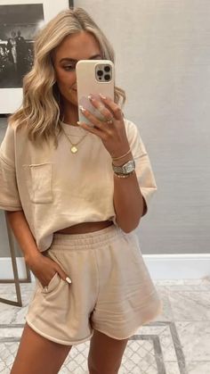 Looks Com Short, Comfy Summer Outfits, Lounge Outfits, Summer Outfits Aesthetic, Short Sleeve Sweatshirt, Summer Outfits For Moms, Comfy Outfit