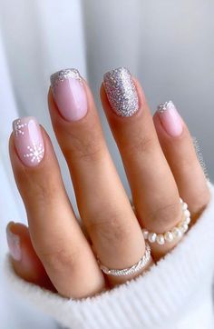 Classy Christmas Nails, Silver Nail Designs, Holiday Nail Designs, Christmas Nails Easy, Classy Christmas, Nails 2021, Christmas Nails Acrylic