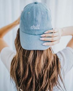 Baseball Cap Poses, Product Pose Ideas, Hat Merch Photoshoot, Baseball Hat Product Photography, Lifestyle Merch Photography, Baseball Cap Photoshoot Ideas, Baseball Hat Photography, Hat Model Photography, Baseball Hat Photoshoot Ideas