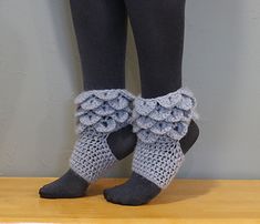 Ravelry: Crocodile Stitch Yoga Socks pattern by Jonna Martinez Baggy Socks, Crochet Crocodile Stitch Tutorial, Crochet Crocodile Stitch Pattern, Yoga Socks Pattern, Crochet Dragonfly, Crochet Crocodile, Dance Socks, Crocodile Stitch, Crochet Abbreviations