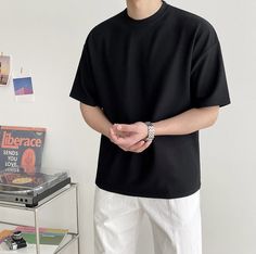 Minimilastic Outfits Men, Uniqlo Oversized Shirt Men, Black Tshirt Outfit Men Casual, Minimalist Aesthetic Men, Black T Shirt Outfit Men, Black Tshirt Outfit Men, Tshirt Outfit Men, Minimalist Outfit Men, Black Tshirt Outfit