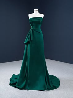 Green Satin Prom Dress, Military Dresses, Strapless Prom Dresses, Emerald Green Dresses, 파티 드레스, Satin Evening Dresses, Aesthetic Background, Pretty Prom Dresses, Satin Prom Dress